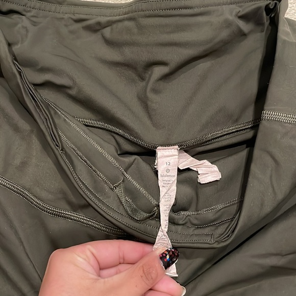 Lululemon Size 12 Crop Legging with Mesh and Zipper - Picture 5 of 5